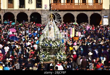 Prozession während der Fronleichnamsfeierlichkeiten in Cuzco. Peru, Südamerika Stockfoto