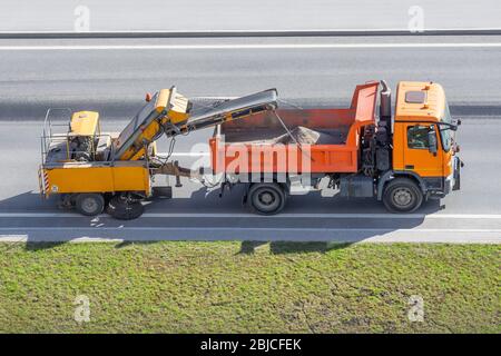 Anhänger mit Reinigungssystem mit Bürsten und Staubsauger, Straßenreinigung in der Stadt Stockfoto