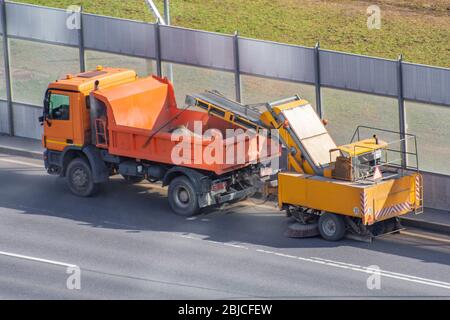Anhänger mit Reinigungssystem mit Bürsten und Staubsauger, Straßenreinigung in der Stadt Stockfoto