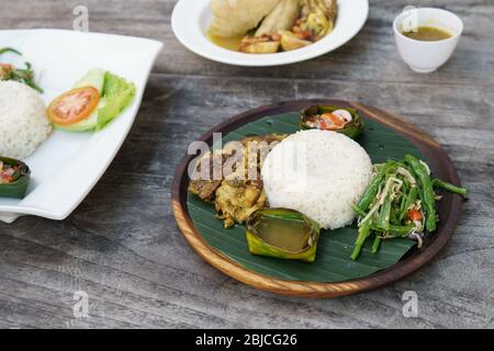 indonesische Nasi Rames serviert auf Teller mit Bananenblatt Stockfoto