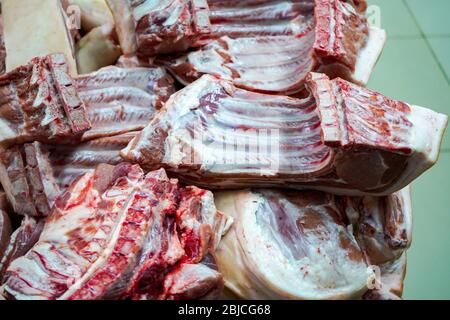 Stücke von Schweinefleisch Kadaver. Gehackte Teile eines Schweins. Kaltes Fleisch wird gelagert Stockfoto