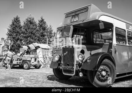 Monochrome Vorderansicht des historischen Thames Valley Busses, Bristol 616 geparkt bei Severn Valley Railway Sommerveranstaltung des Zweiten Weltkriegs der 1940er Jahre, Kidderminster, Großbritannien. Stockfoto