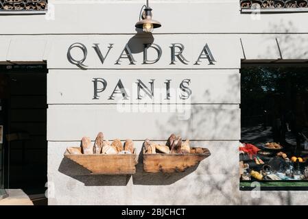 Madrid, Spanien - 14. April 2019: Schaufenster der Bäckerei Artisan im historischen Zentrum von Madrid. Der Name der Bäckerei ist Quadra Panis Stockfoto