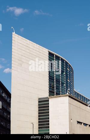 Madrid, Spanien - 14. April 2019: Panoramafilde des modernen Zuges zum spanischen Abgeordnetenkongress Stockfoto