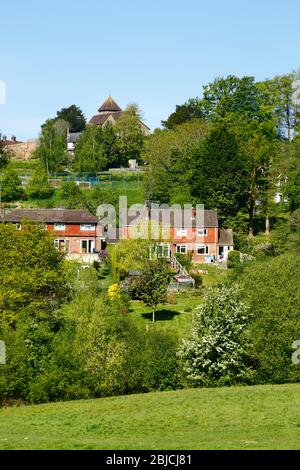 Blick über die Bidborough Kirche im Frühling von Brookhurst Meadow, auf dem Wealdway zwischen Bidborough und Southborough, Kent, England Stockfoto