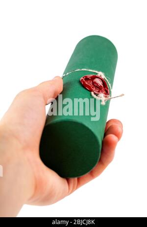 Hand verteilen, ein Diplom, Zertifikat in einem eleganten stilvollen grünen Tube Halter mit einem roten Wachs-Siegel Halten Sie ein Dokument Rohrbehälter Stockfoto