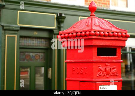 Detail der viktorianischen Periode Säulenbox, die Pantiles, Royal Tunbridge Wells, Kent, England Stockfoto