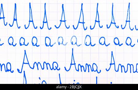 Krumme Briefe von einem Kind geschrieben, Kinder handschriftlich Kalligraphie Praxis, lernen, einfache Worte zu schreiben. Buchstabe A, Name Anna Schulbildung Stockfoto