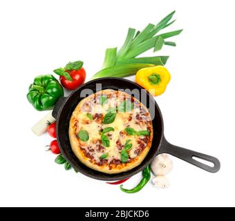 Frisch gebackene Pizza in einer Pfanne auf weißem Hintergrund Stockfoto