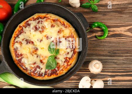 Frisch gebackene Pizza in einer Pfanne Stockfoto