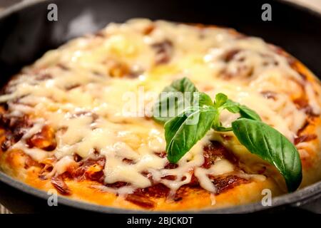 Frisch gebackene Pizza in der Pfanne, Nahaufnahme Stockfoto