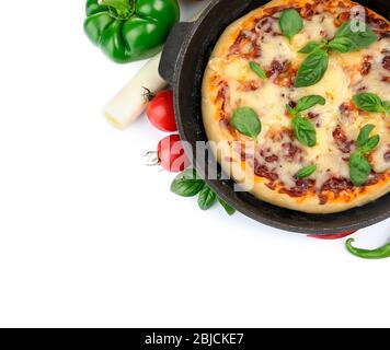 Frisch gebackene Pizza in einer Pfanne auf weißem Hintergrund Stockfoto