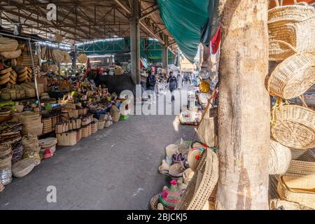 Agadir, Marokko - 19. März 2020: Traditioneller Markt, der viele Weidenprodukte verkauft Stockfoto