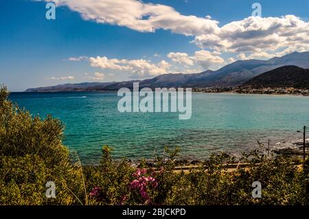 Schöne Aussicht auf die Küste und die Bucht von Stalis und Sissi in der Nähe von Heraklion, Kreta, Griechenland. Stockfoto