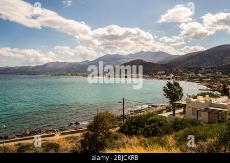 Schöne Aussicht auf die Küste und die Bucht von Stalis und Sissi in der Nähe von Heraklion, Kreta, Griechenland. Stockfoto