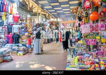 Agadir, Marokko - 19. März 2020: Marokkaner einkaufen und tun täglich auf dem Markt voller bunter Produkte, Afrika Stockfoto