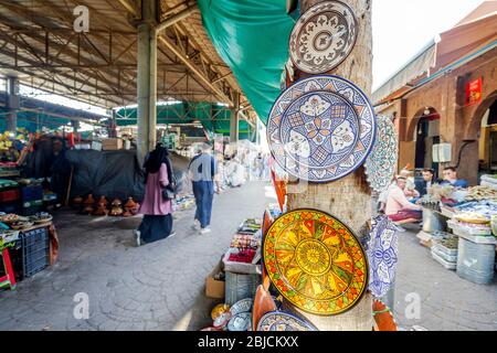 Traditionelle bunte Keramik zum Verkauf hängen auf Open-Air-Markt in Agadir, Marokko Stockfoto