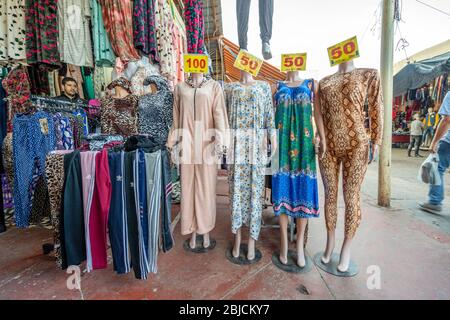 Agadir, Marokko - 19. März 2020: Bunte Hosen, Schlafanzug, Nachthemden und ihr arabischer Händler auf dem nordafrikanischen Open-Air-Markt Stockfoto