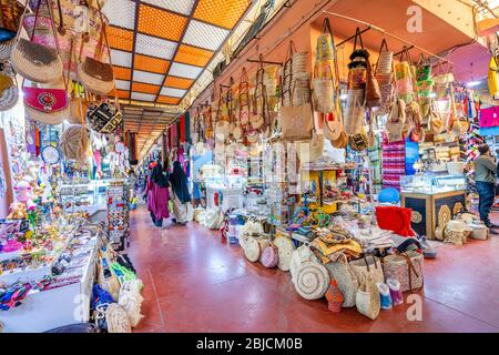 Agadir, Marokko - 19. März 2020: Marokkaner einkaufen und tun täglich auf dem Markt voller bunter Produkte, Afrika Stockfoto