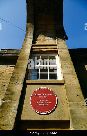 Rote Plakette zu Decimus Burton, auf der Innenseite des Sandsteinbogens / Torhaus am Eingang zum Calverley Park und Gelände, Royal Tunbridge Wells, Kent, England Stockfoto