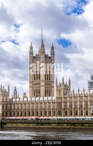 House of parliament, London, Großbritannien. Palace of Westminster. Westminster Bridge. Wolkiger Tag in London. Touristische Attraktion in London. Stockfoto