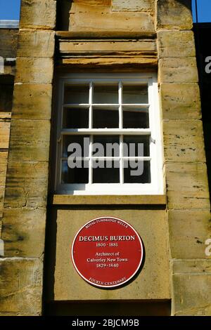 Rote Plakette zu Decimus Burton, auf der Innenseite des Sandsteinbogens / Torhaus am Eingang zum Calverley Park und Gelände, Royal Tunbridge Wells, Kent, England Stockfoto