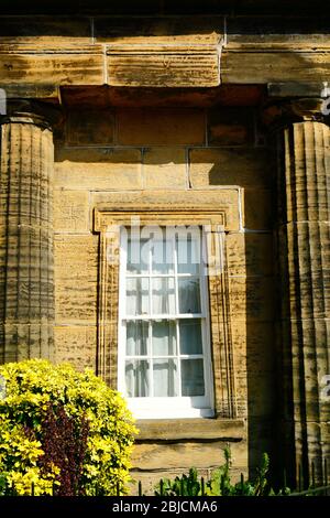 Fenster der Lodge in Sandstein Bogen / Torhaus am Eingang zum Calverley Park und Grundstück, Royal Tunbridge Wells, Kent, England gebaut Stockfoto