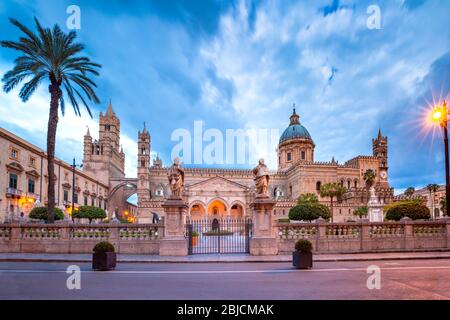 Metropolitan Kathedrale der Himmelfahrt der Jungfrau Maria in Palermo am Morgen, Sizilien, Italien Stockfoto