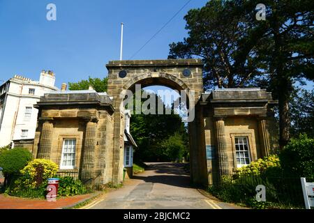 Sandsteinbogen / Torhaus am Eingang zum Calverley Park und Gelände von Crescent Road, Royal Tunbridge Wells, Kent, England Stockfoto