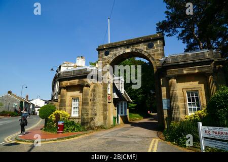 Sandsteinbogen / Torhaus am Eingang zum Calverley Park und Gelände von Crescent Road, Royal Tunbridge Wells, Kent, England Stockfoto