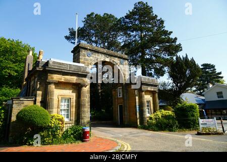 Sandsteinbogen / Torhaus am Eingang zum Calverley Park und Gelände von Crescent Road, Royal Tunbridge Wells, Kent, England Stockfoto