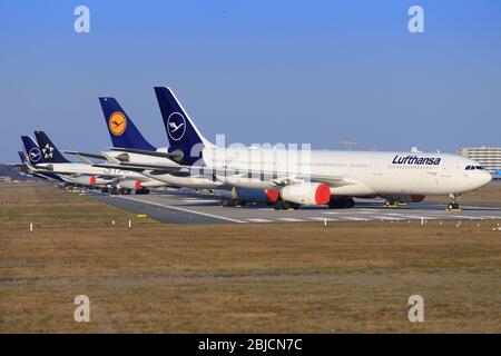 Frankfurt, Deutschland – 7. April 2020: Lufthansa-Flugzeuge während Coronavirus Corona Virus COVID-19 am Frankfurter Flughafen Stockfoto