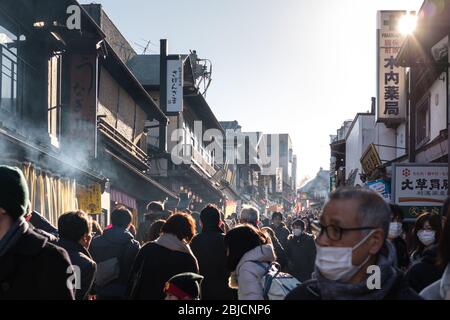 CHIBA, JAPAN - JANUAR 19 2019: Touristen an der Naritasan Omotesando Road, einem beliebten Ort in der Nähe des Narita Airport, EINEM Retro-Stadtbild, Reihen von traditionellen Japa Stockfoto