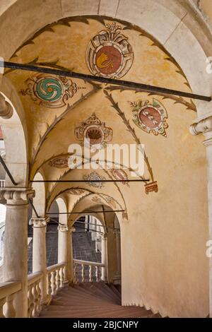 Adelswappen an dekorierter Gewölbedecke im Schloss in Baranow Sandomierski, Polnische Manierismus/frühbarocker Stil, Malopolska, Polen Stockfoto