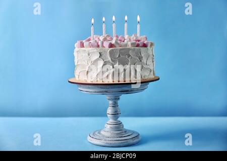 Geburtstagskuchen mit Marshmallows auf farbigem Hintergrund Stockfoto