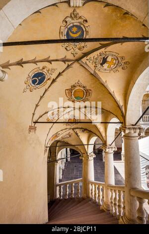 Adelswappen an dekorierter Gewölbedecke im Schloss in Baranow Sandomierski, Polnische Manierismus/frühbarocker Stil, Malopolska, Polen Stockfoto