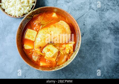 Koreanische traditionelle Kimchi-Suppe mit Huhn und weichem Tofu Stockfoto