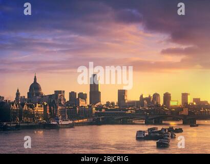 London 1990 St. Pauls River Thames & Financial City Center einschließlich Nat West Tower bei spektakulärem Sonnenaufgang über dem Morgenhimmel von der Waterloo Bridge UK Stockfoto