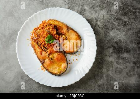 Tiefgebratene Pangasius Fisch mit schwarzem Pfeffer Knoblauch und Fischquelle, schnell und einfach Gericht. Stockfoto