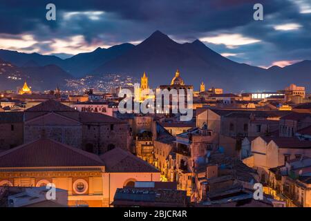 Luftaufnahme der Kathedrale von Palermo, Berge und Dächer der Altstadt bei Nacht, Sizilien, Italien Stockfoto