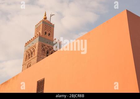 Ockerfarbene Wand in koutoubia; Marrakesch; Marokko; geometrisch Stockfoto