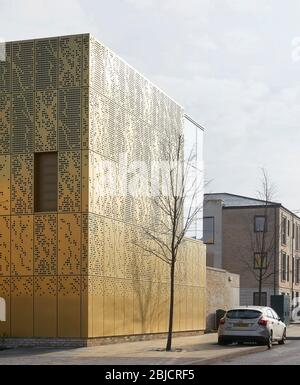 Eckansicht der Fassade aus Legierungen. Mulberry Park Community Hub, Bath, Großbritannien. Architekt: BDP, 2018. Stockfoto