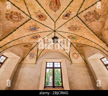 Adelswappen an dekorierter Gewölbedecke im Schloss in Baranow Sandomierski, Polnische Manierismus/frühbarocker Stil, Malopolska, Polen Stockfoto