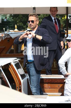 VENEDIG, ITALIEN - SEPTEMBER 09: Matthias Schoenaerts verlässt das Hotel Excelsior in Venedig, Italien, am 9. September 2017 Stockfoto