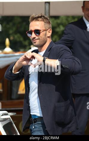 VENEDIG, ITALIEN - SEPTEMBER 09: Matthias Schoenaerts verlässt das Hotel Excelsior in Venedig, Italien, am 9. September 2017 Stockfoto