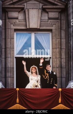 Prinz Andrew und Sarah Ferguson auf dem Balkon des Buckingham Palace an ihrem Hochzeitstag 1986 Stockfoto