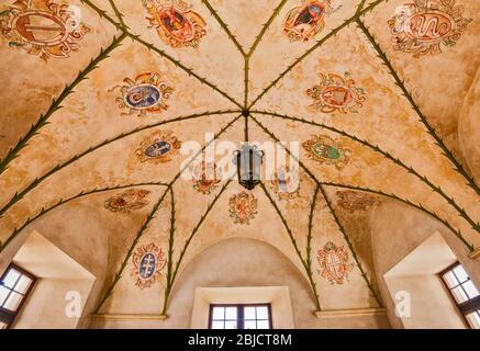 Adelswappen an dekorierter Gewölbedecke im Schloss in Baranow Sandomierski, Polnische Manierismus/frühbarocker Stil, Malopolska, Polen Stockfoto