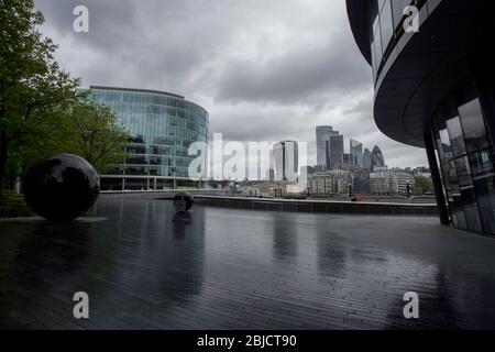 London, Großbritannien. April 2020. Fast verlassen Tower Bridge als der Regen fällt, in der sechsten Woche der Sperrung aufgrund des Coronavirus Ausbruch. Quelle: Marcin Nowak/Alamy Live News Stockfoto