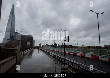 London, Großbritannien. April 2020. Fast verlassen Tower Bridge als der Regen fällt, in der sechsten Woche der Sperrung aufgrund des Coronavirus Ausbruch. Quelle: Marcin Nowak/Alamy Live News Stockfoto