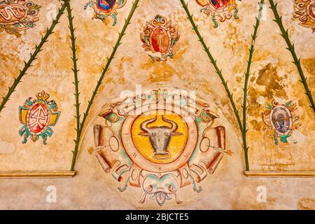 Adelswappen an dekorierter Gewölbedecke im Schloss in Baranow Sandomierski, Polnische Manierismus/frühbarocker Stil, Malopolska, Polen Stockfoto